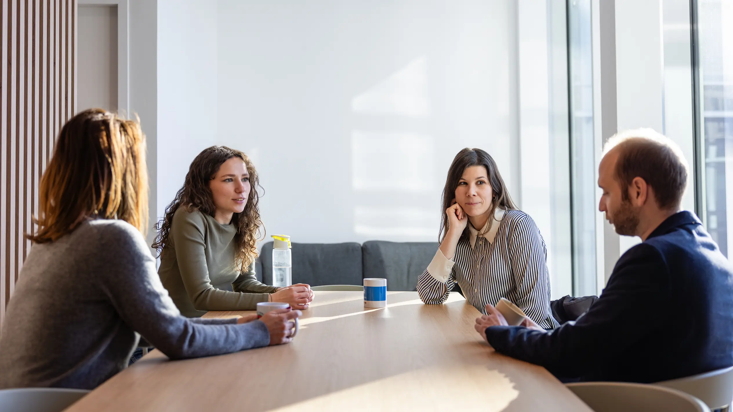 Collègues qui discutent sur une table