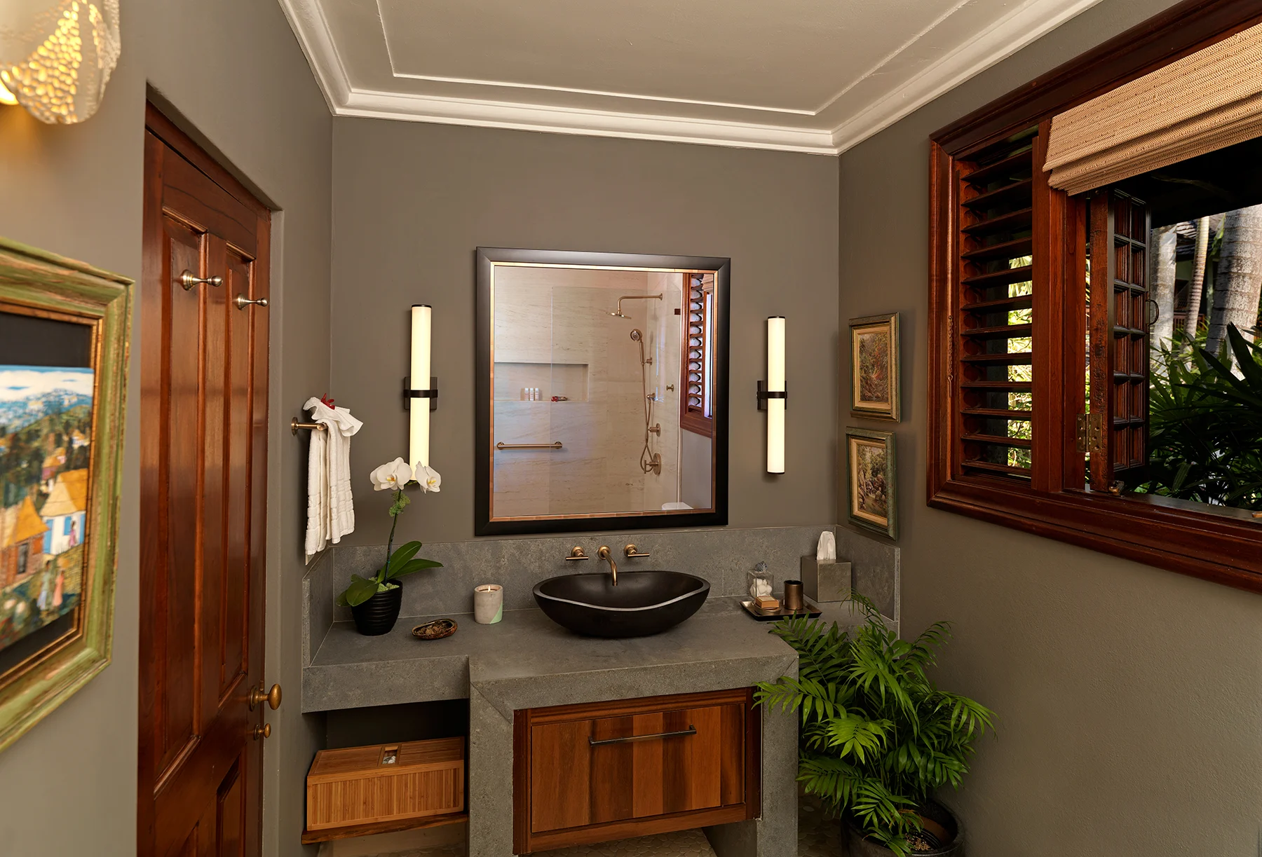 Modern en-suite bathroom in the main villa