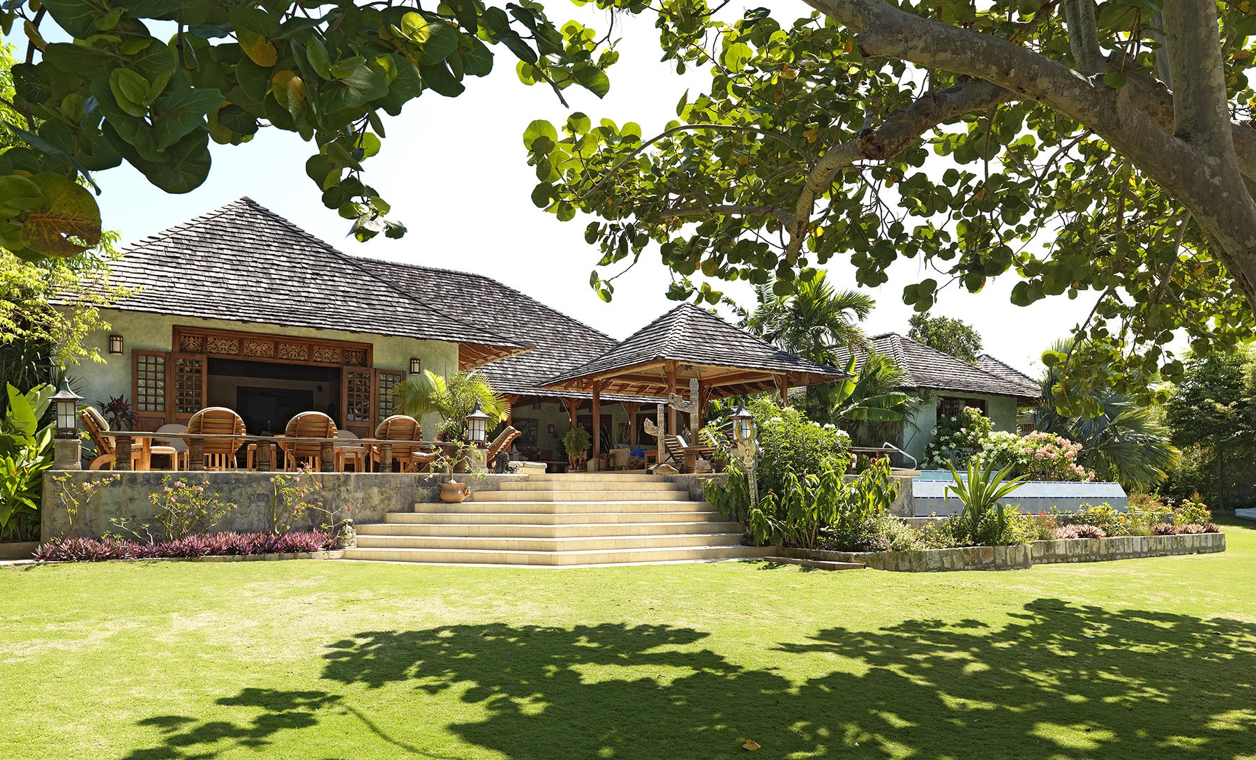 Amanoka’s lush grounds