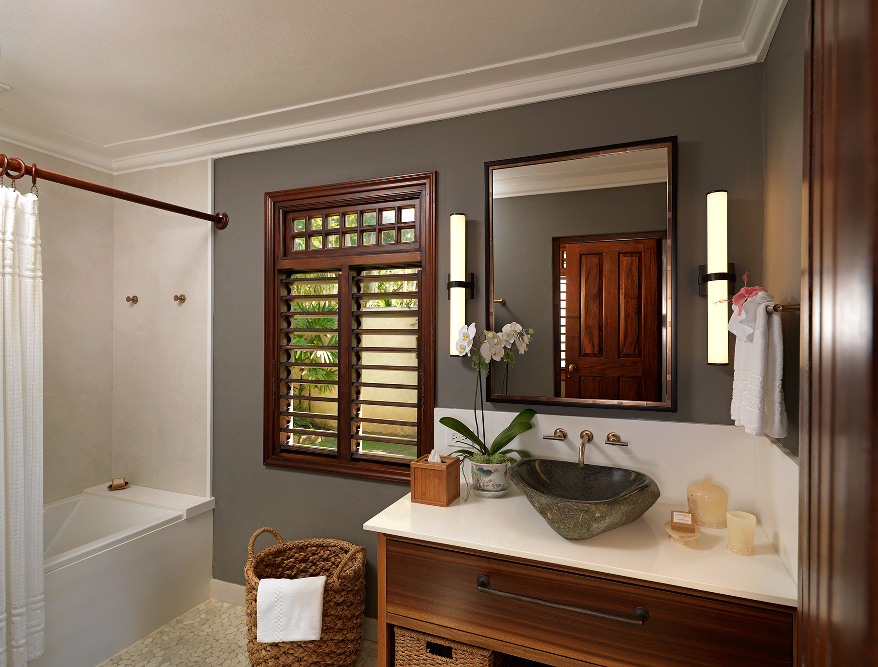 An ensuite bathroom in the guest villa