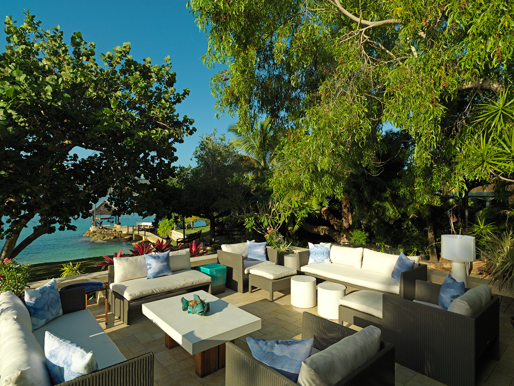 Island seating looking out to the ocean