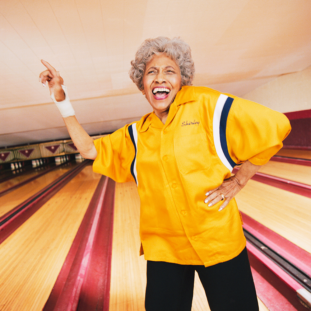 vrouw die plezier heeft tijdens bowlen