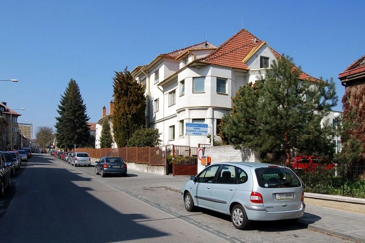 Pracoviště fnusa Brno vyfocené z dálky zvenčí