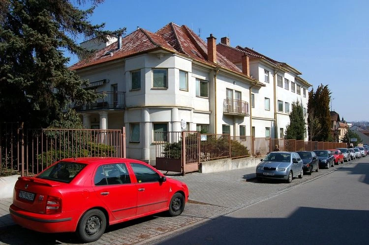 Pracoviště fnusa  Brno zvenčí a z boku