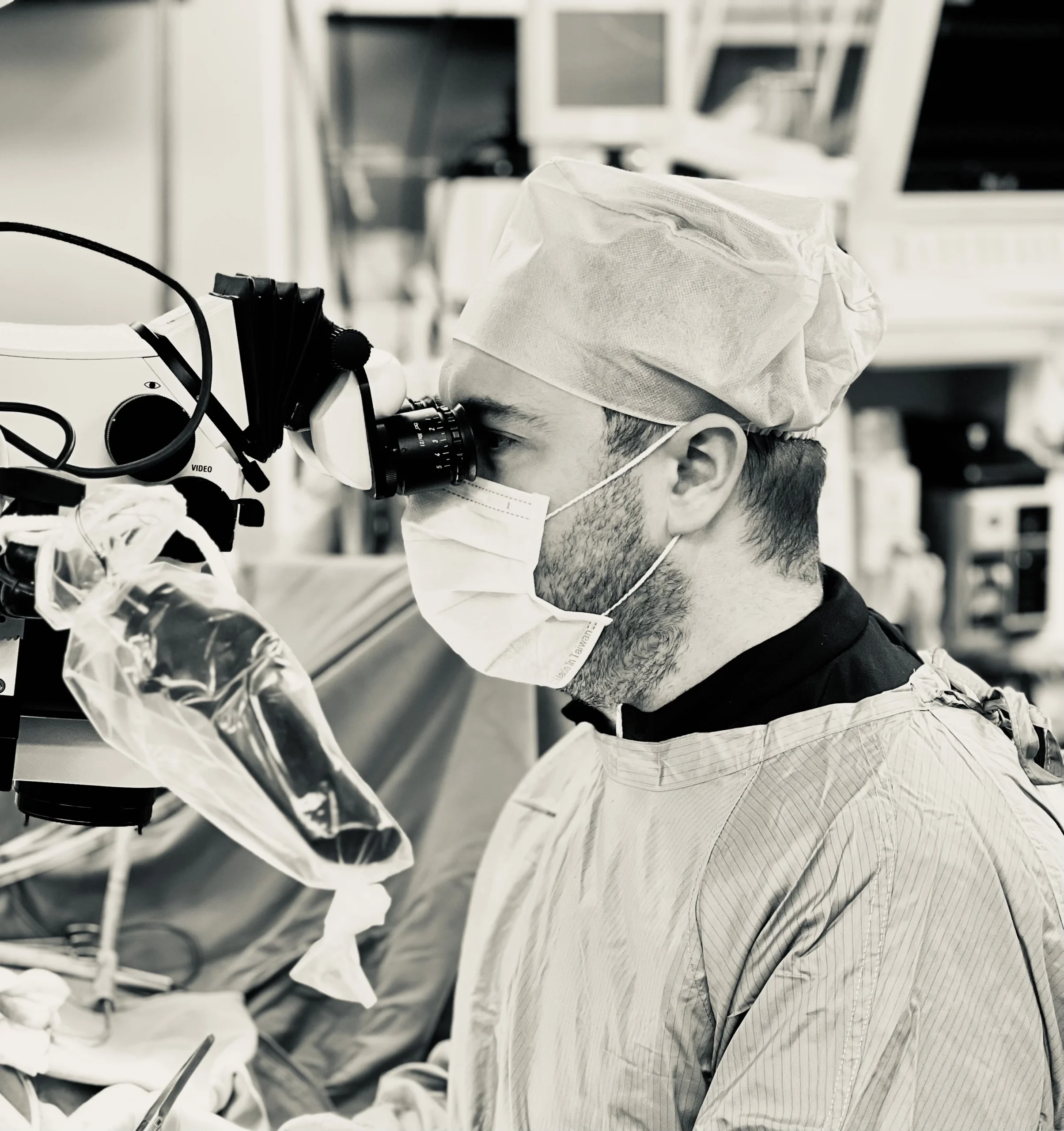 Černobílá fotka Martin Knoze při provádění výkonu plastické chirurgie.