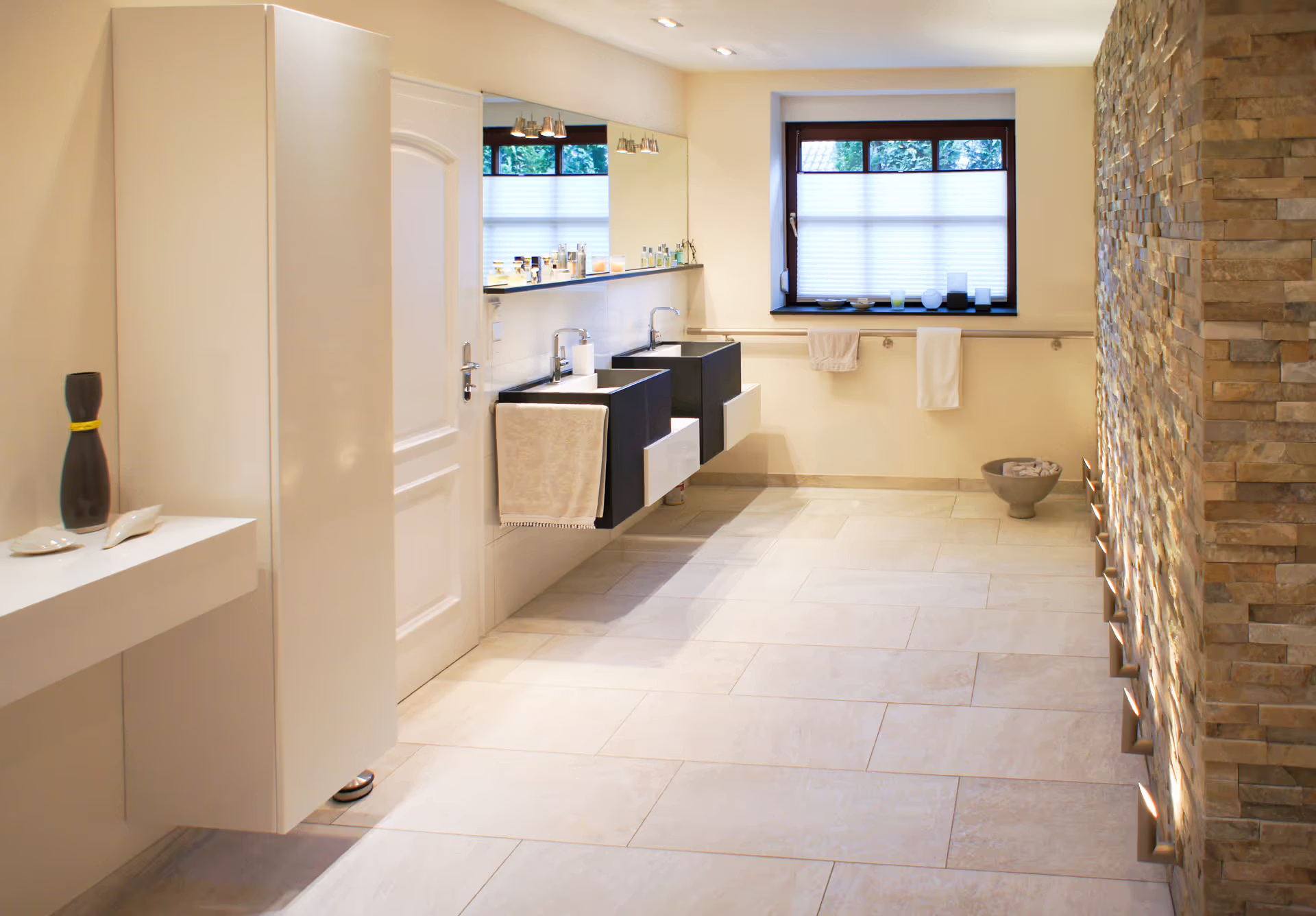 Hochwertiges Bad mit Steinwand und handgefertigten  Lampen