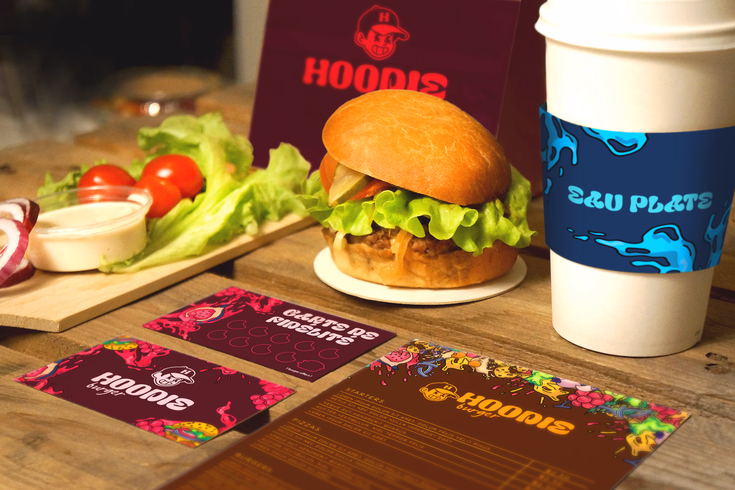 Photo d'un menu complet Hoodie burger sur une table en bois massif.