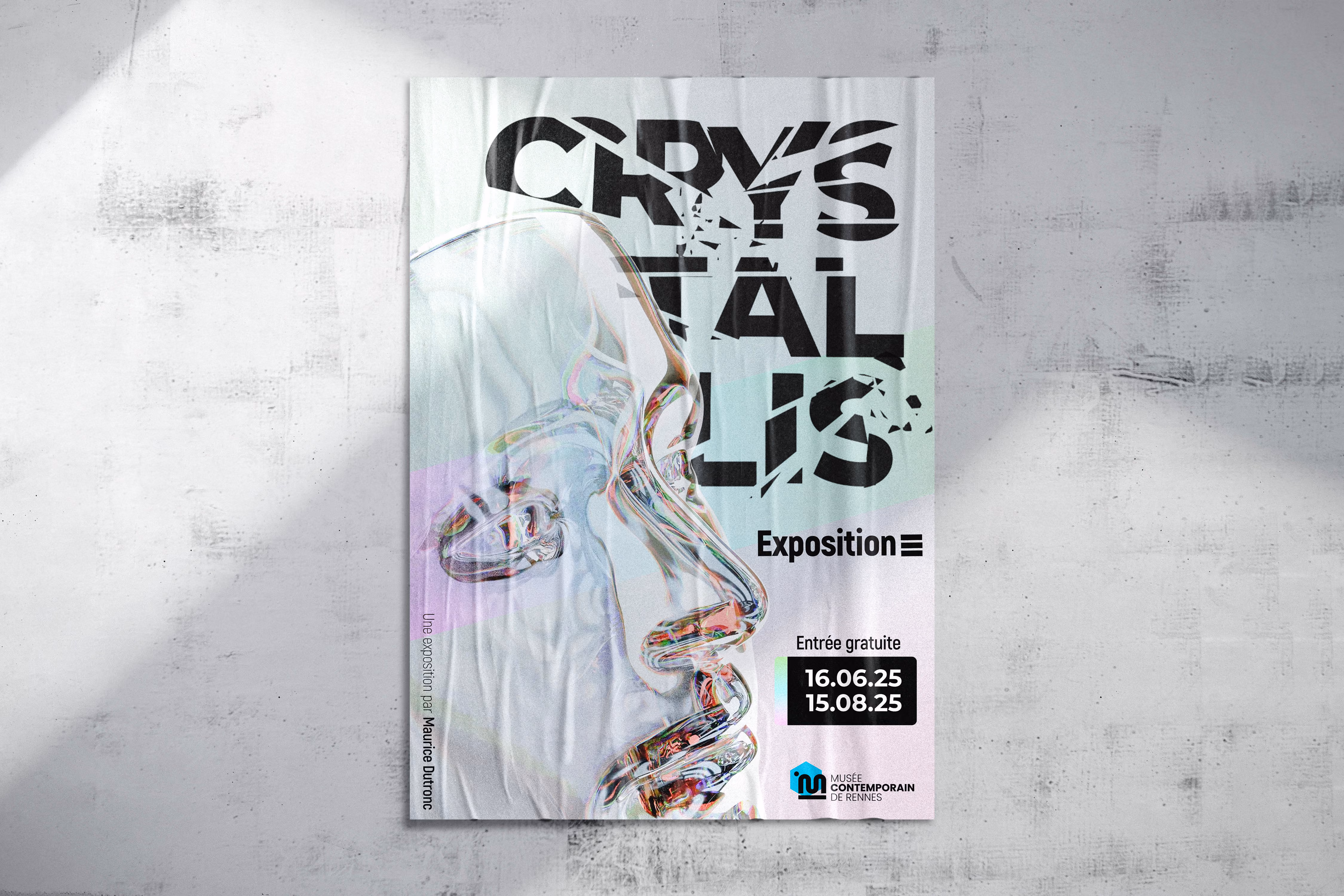 Affiche promotionnelle pour l'exposition Crystallis collée sur un mur.