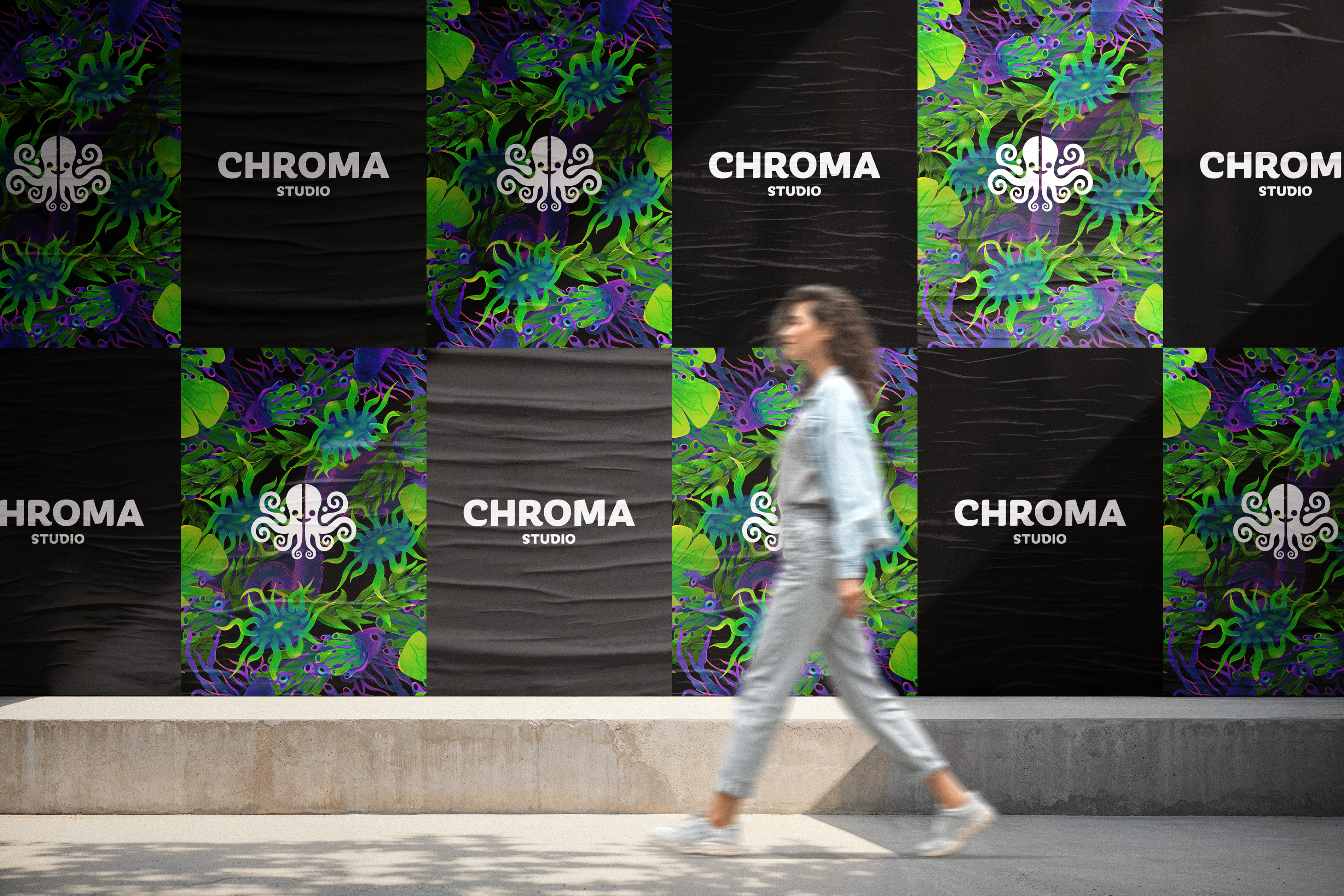 Visuel d'un rendu des affiches Chroma Studio collées sur un mur en pleine ville.