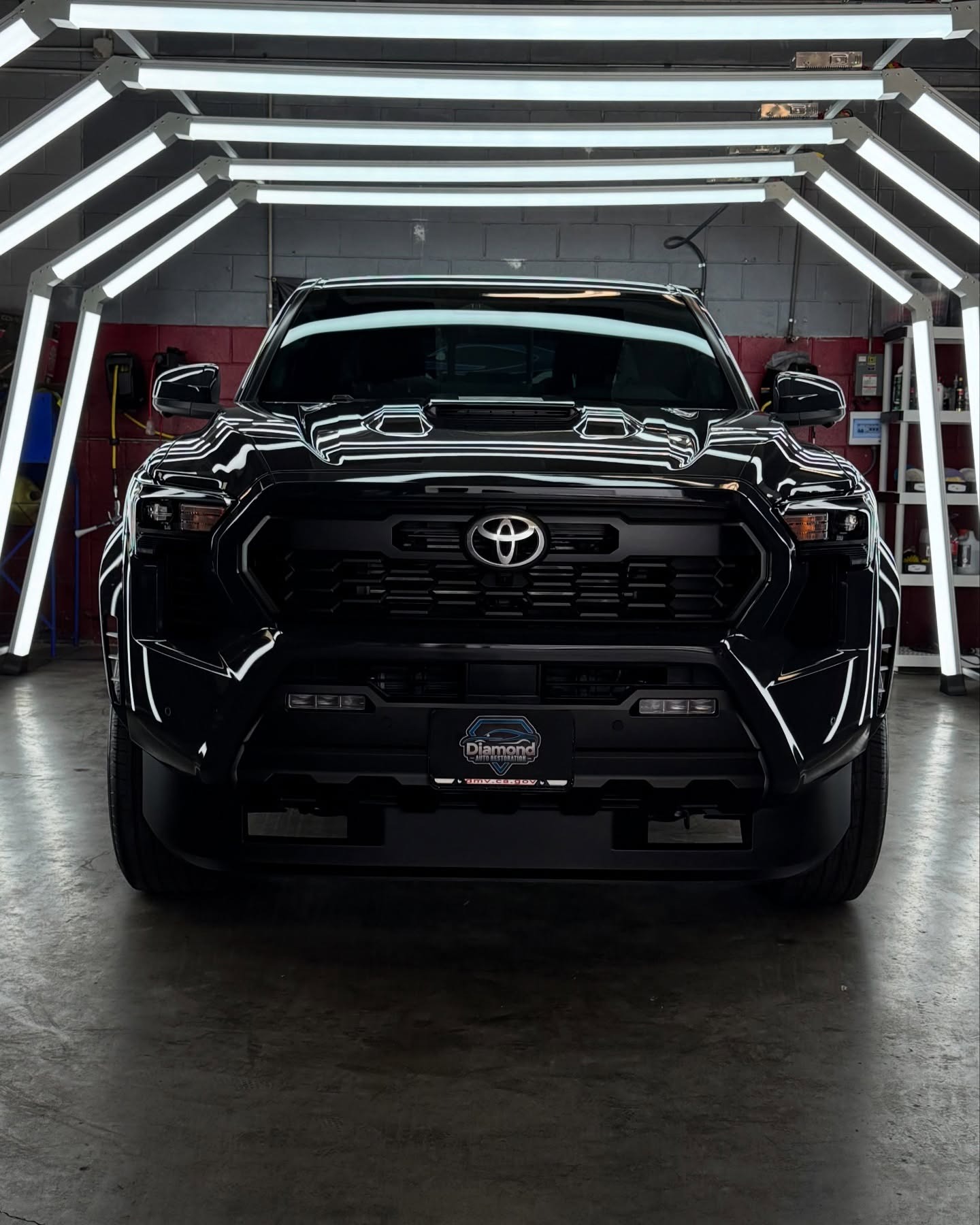 Brandqueen Materialauswahl Messestand an Holzrahmen