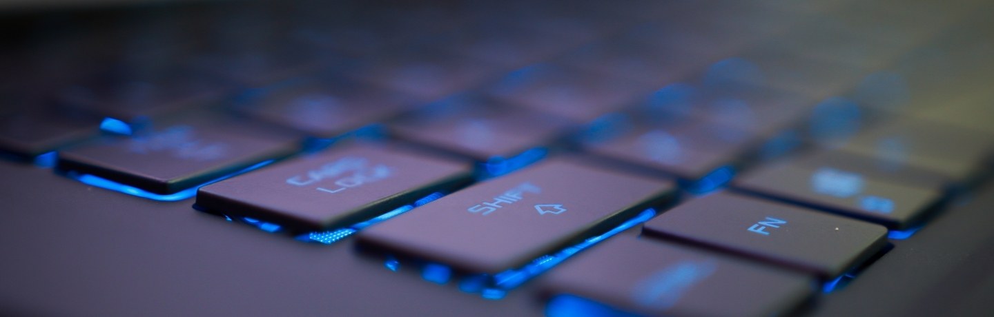 Nahaufnahme einer Tastatur mit beleuchteten Tasten, Schwerpunkt auf der Umschalttaste und der Fn-Taste.