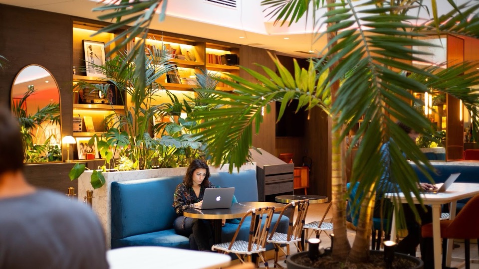 femme qui travaille chez Worklib dans un espace de co-working