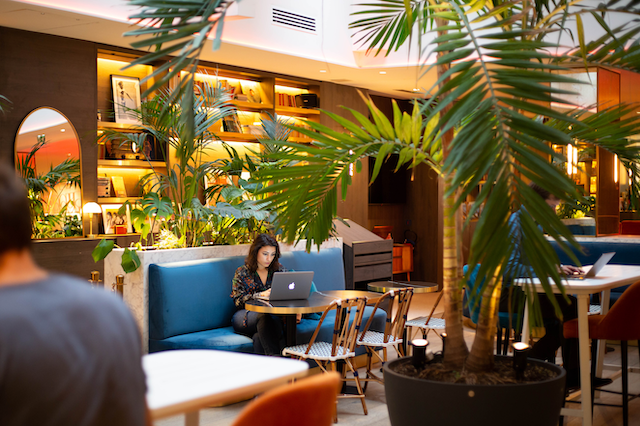 femme qui travaille chez Office Riders dans un espace de co-working