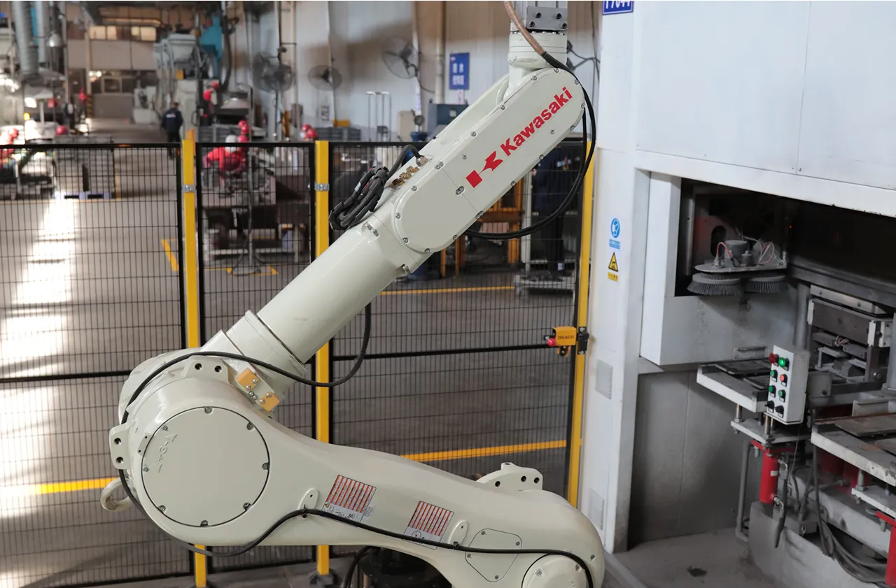Robot builds molds in-house
