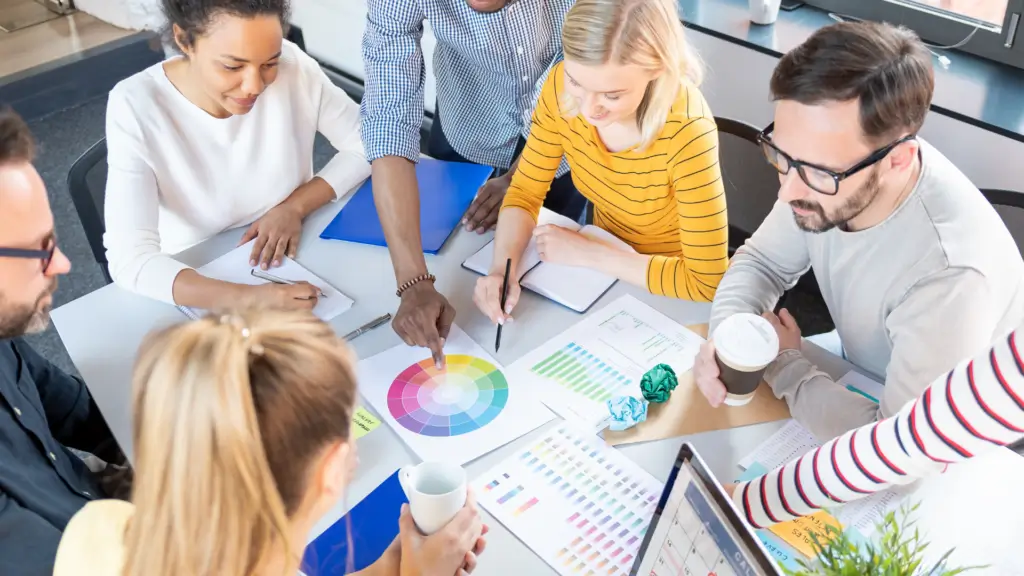 Réunion de travail entre collaborateurs autour d’une table, illustrant le rôle du Comité Social et Économique (CSE)
