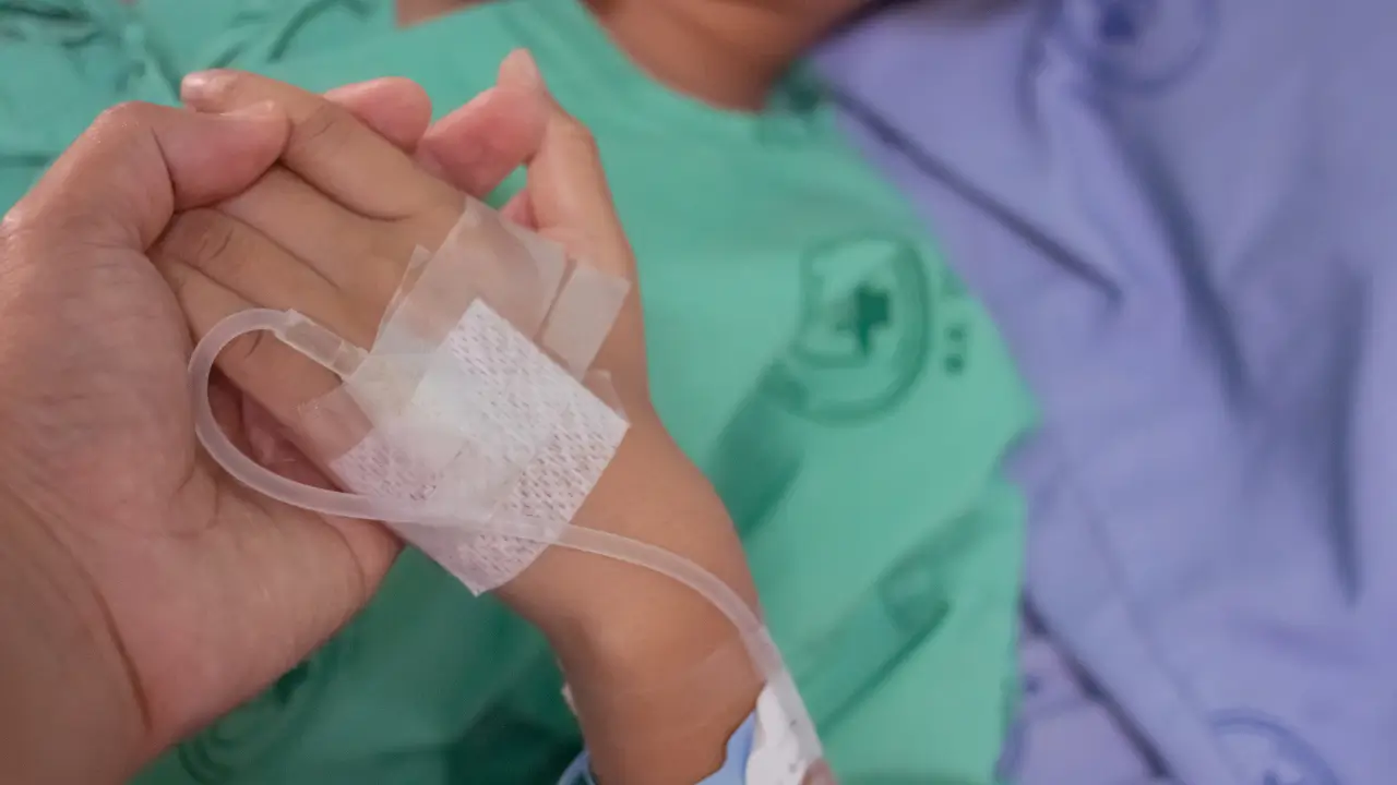 Parent accompagnant un enfant malade à l’hôpital – illustration des nouvelles protections prévues par la loi du 12 juin 2026