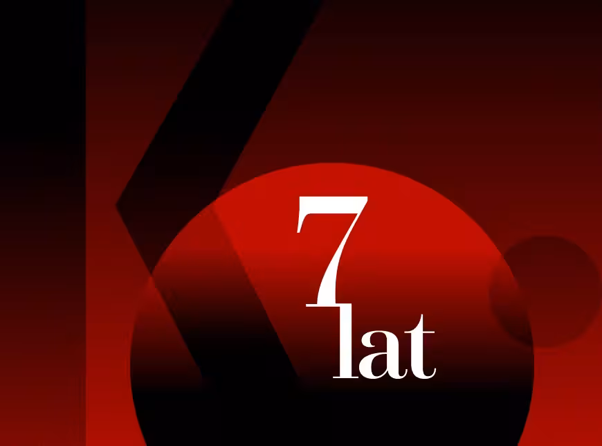 7 lat Kuźniar Media – rocznica agencji storytellingowej, czerwony napis 7 lat na czarnym tle