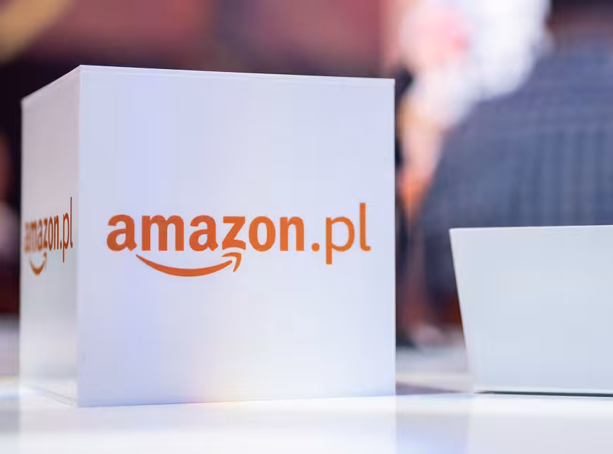 Podświetlana kostka z logotypem Amazon.pl na wydarzeniu biznesowym z okazji 5. urodzin marki w Polsce, hostowanym przez Jarosława Kuźniara.