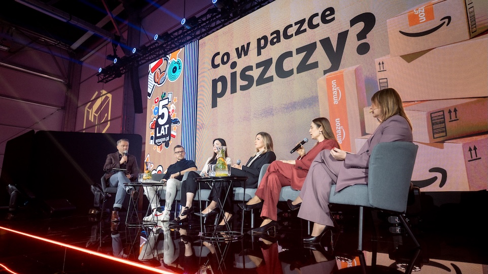 Jarosław Kuźniar podczas prowadzenia panelu na evencie 5-lecia Amazon w Polsce. 