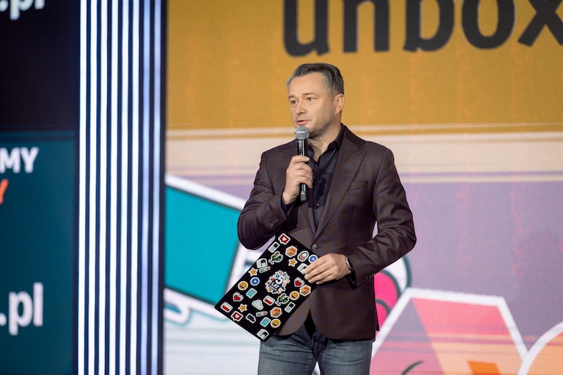 Jarosław Kuźniar jako gospodarz (host) gali 5-lecia Amazon w Polsce.