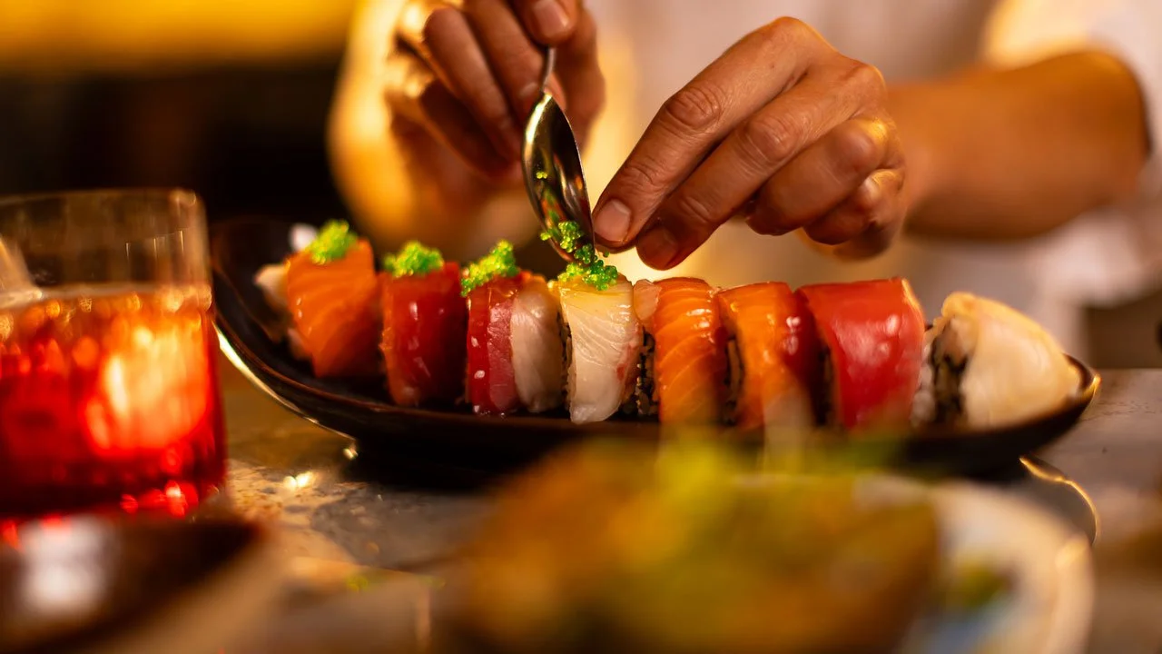 Benihana, le restaurant de teppanyaki préféré des stars américaines, a ouvert ses portes à Paris. Préparez-vous à du spectacle !