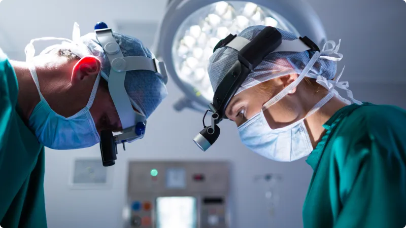 Zwei Chirurgen führen eine Operation durch