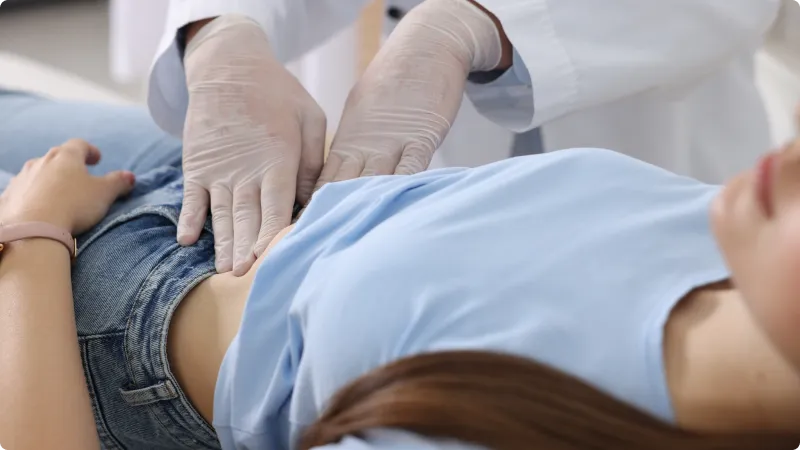 Ein Arzt bei der Untersuchung eines Patienten