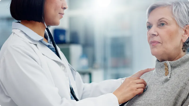 Ein Arzt untersucht eine ältere Patientin