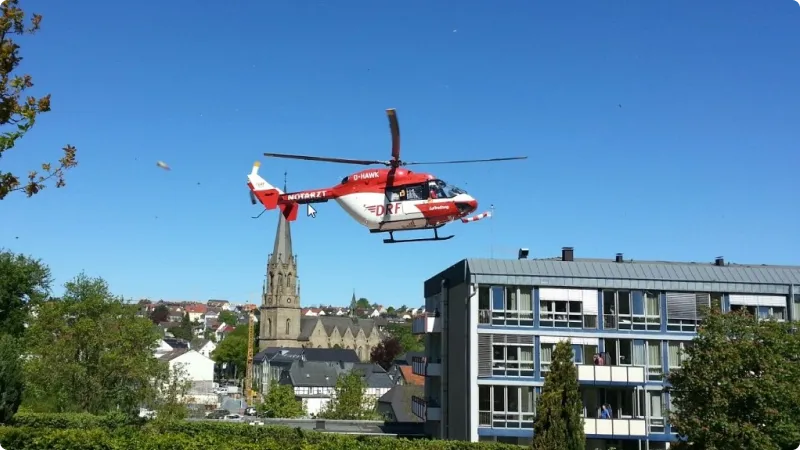 Ein Rettungshubschrauber hebt ab