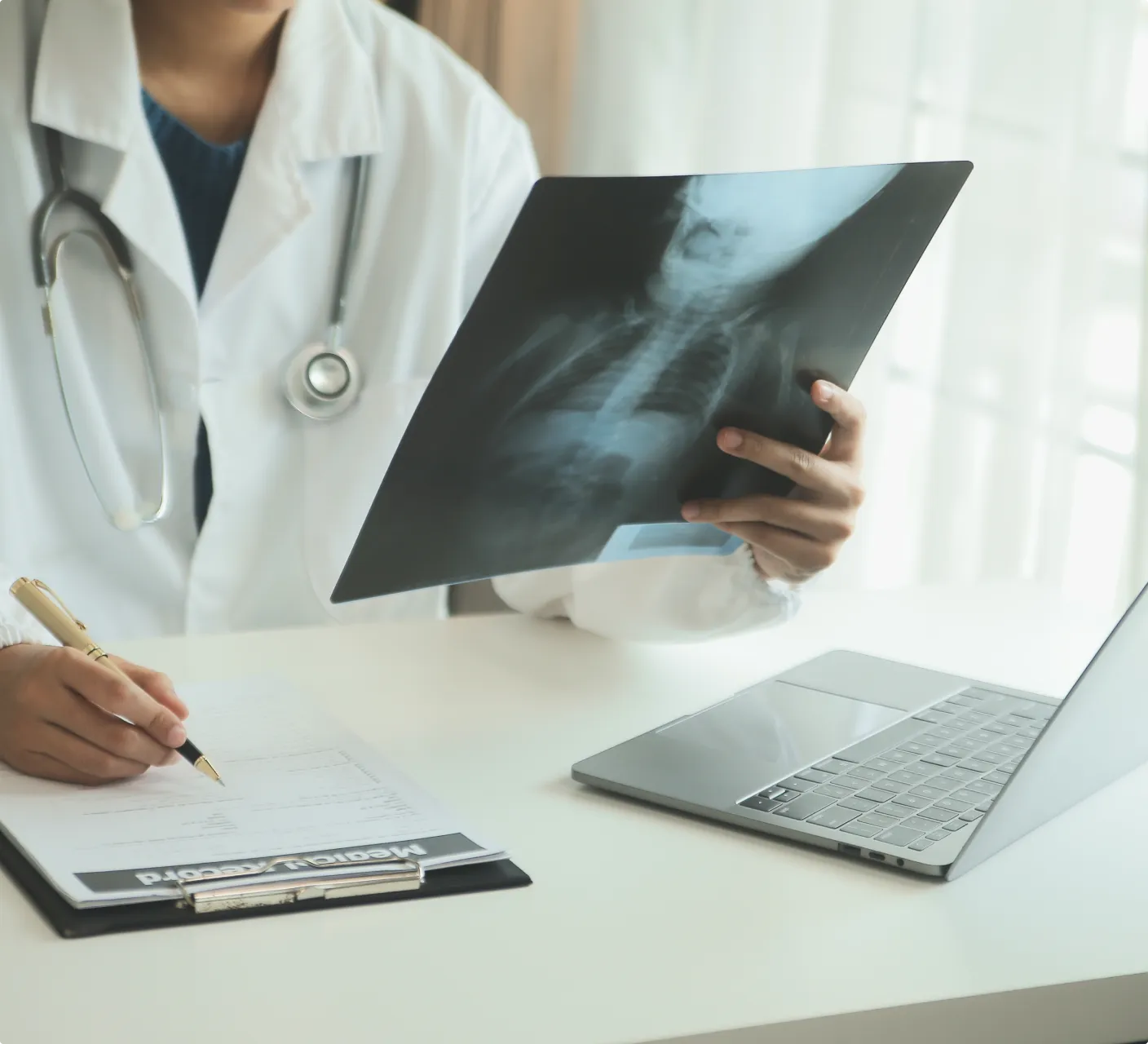Ein Arzt schaut sich ein Röntgenbild an