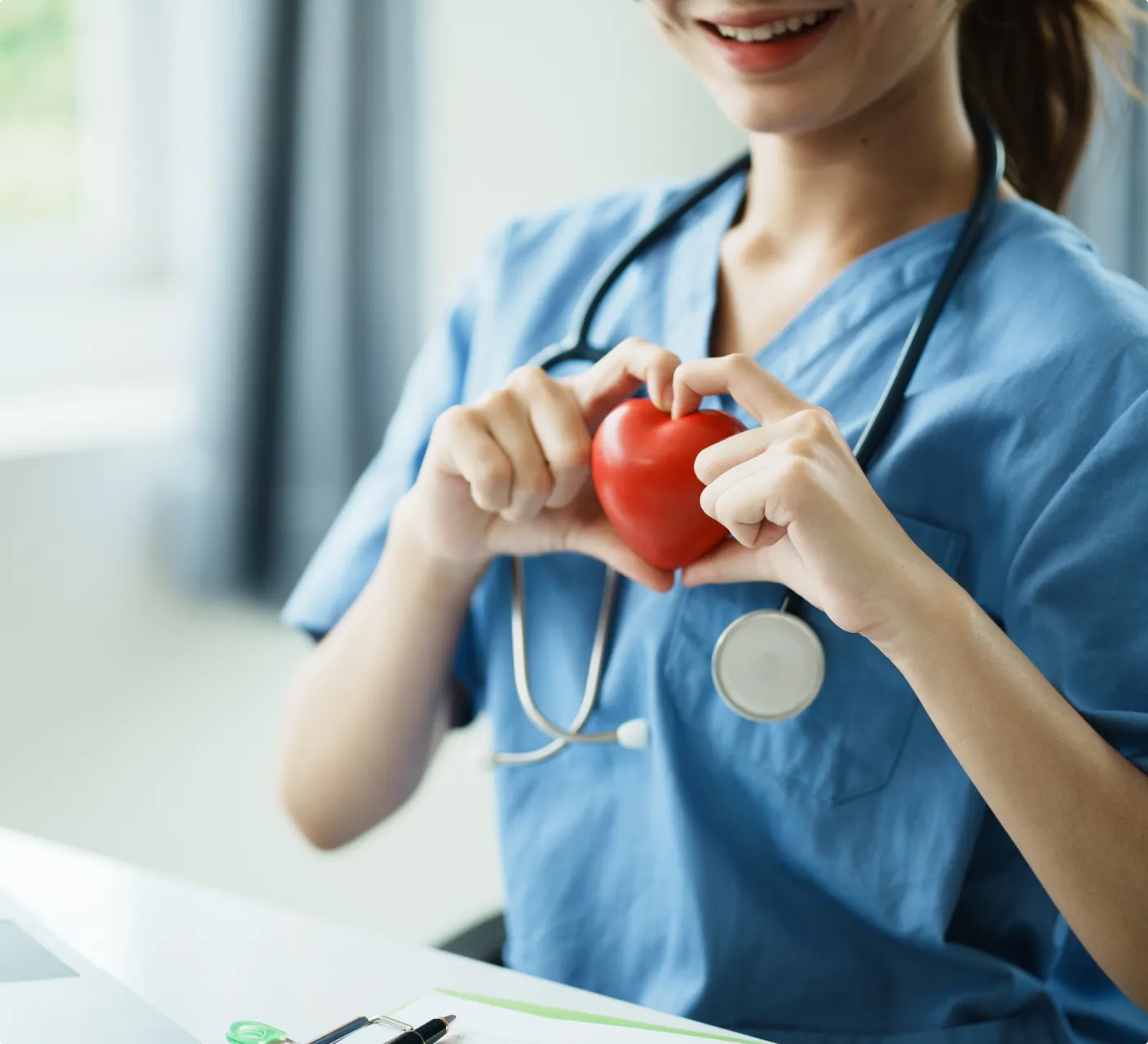 Ein Arzt hält ein kleines Herz in der Hand