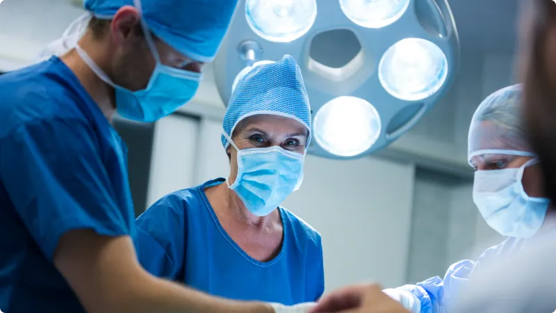 Zwei Chirurgen führen eine Operation durch