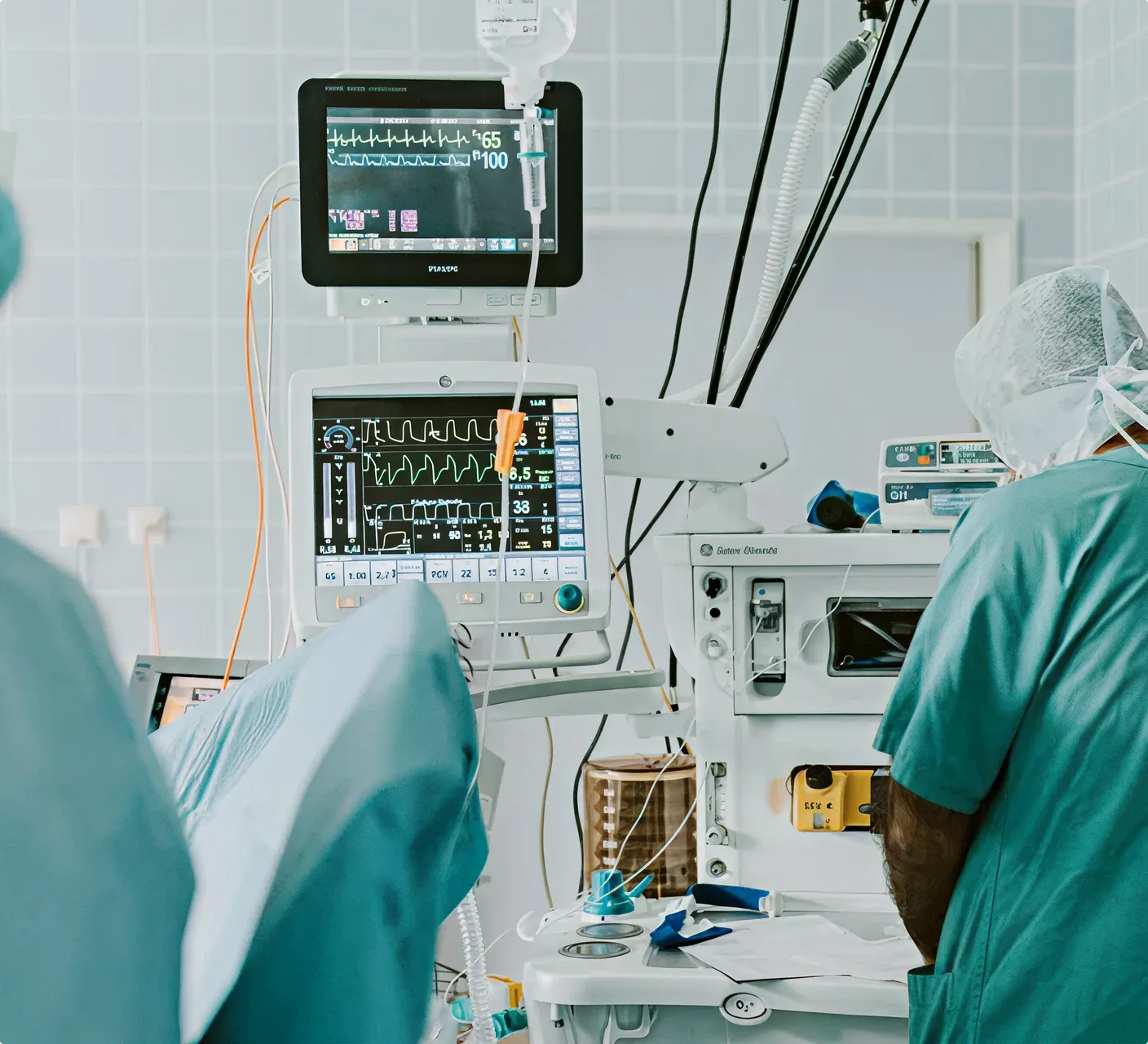 Ein Operationsteam bei verschiedenen Geräten währen einer Operation