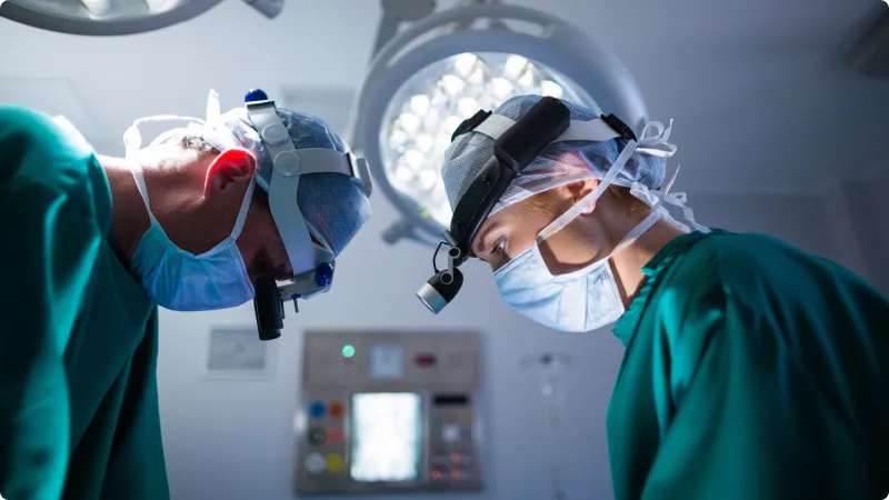 Zwei Chirurgen führen eine Operation durch