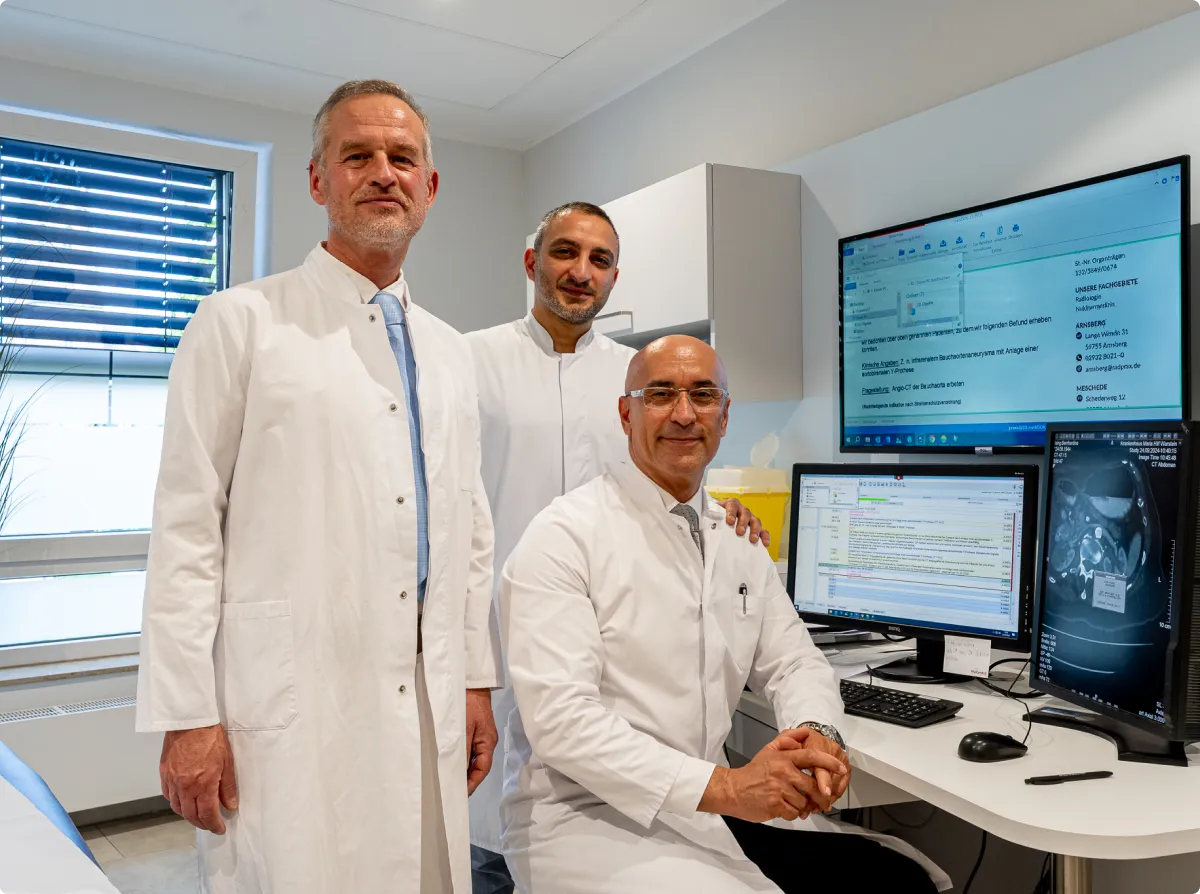 Dr. Amir Asimi-Lissar, Dr. Lutz Humpert und 
Dr. Lasha Makalatiya aus dem Krankenhaus Maria Hilf Warstein bei einer Besprechung