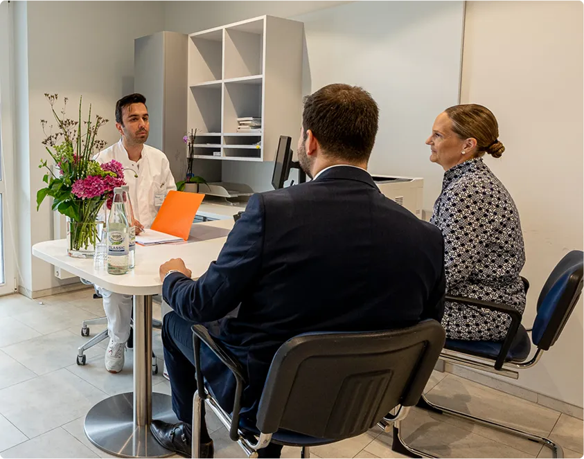 Patienten von Krankenhaus Maria Hilf Warstein bei einer Besprechung mit einem Arzt