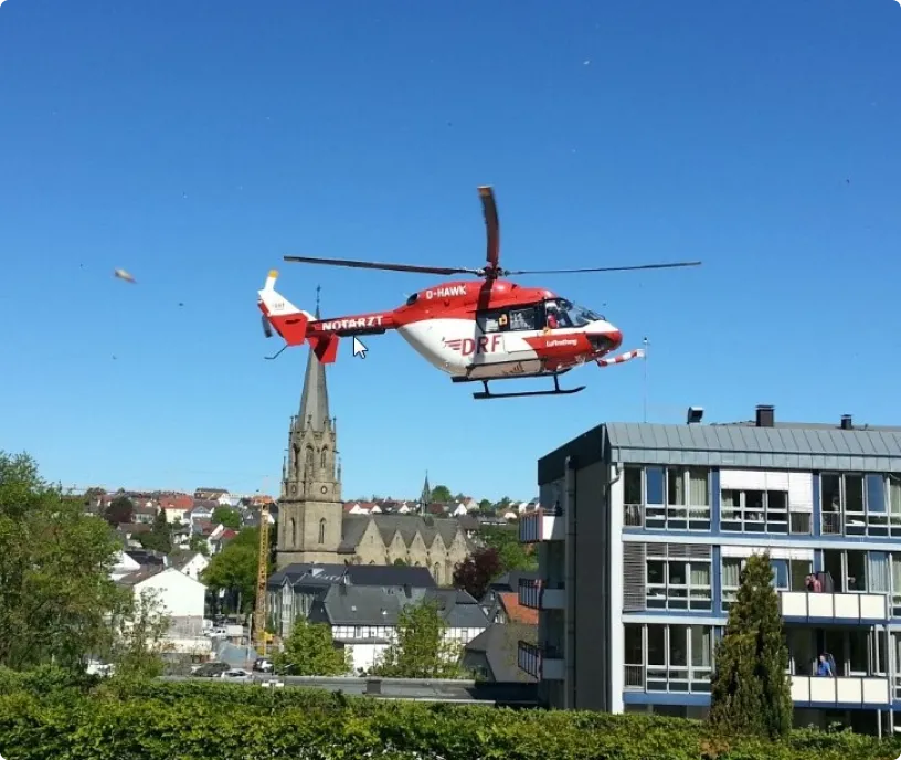 Ein Rettungshubschrauber hebt ab
