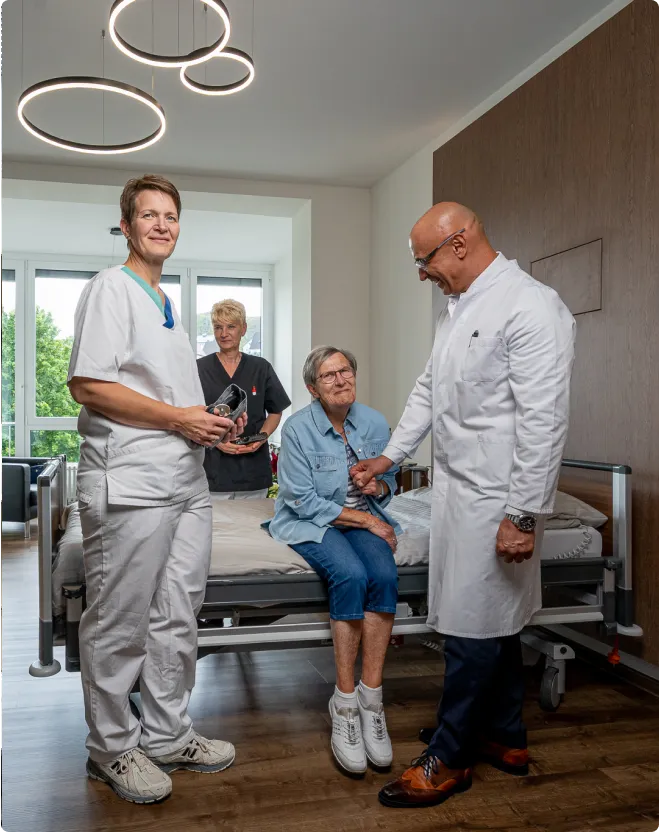 Dr. Amir Asimi-Lissar aus dem Krankenhaus Maria Hilf Warstein betreut eine Patientin