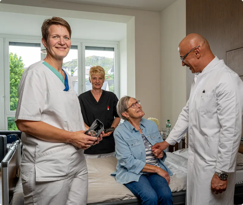 Dr. Amir Asimi-Lissar aus dem Krankenhaus Maria Hilf Warstein betreut eine Patientin