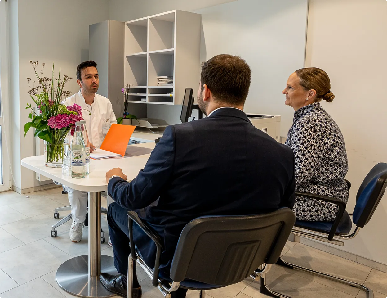 Patienten von Krankenhaus Maria Hilf Warstein bei einer Besprechung mit einem Arzt