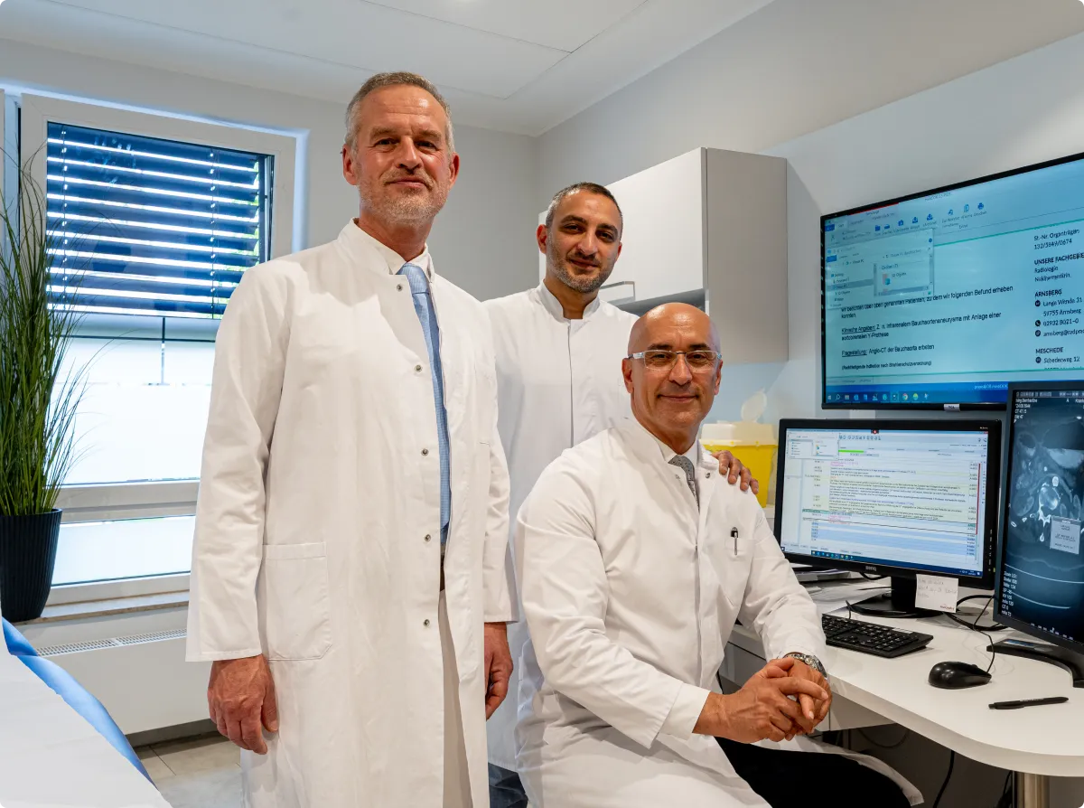 Dr. Amir Asimi-Lissar, Dr. Lutz Humpert und 
Dr. Lasha Makalatiya aus dem Krankenhaus Maria Hilf Warstein bei einer Besprechung