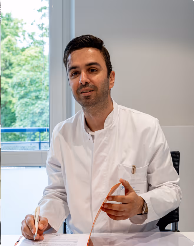 Arzt bei der Patientenberatung im Krankenhaus Maria Hilf Warstein – individuelle medizinische Betreuung in vertrauensvoller Atmosphäre.