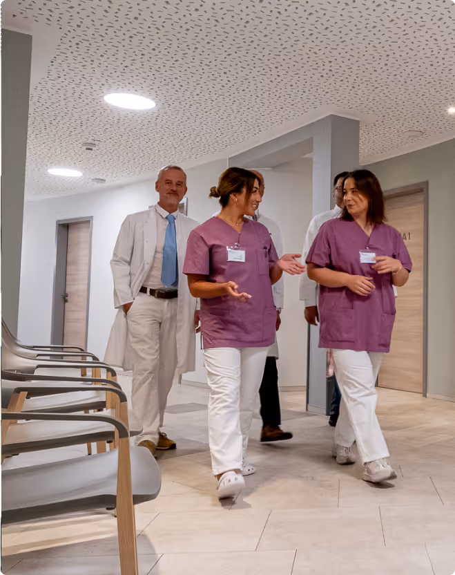 Pflegekräfte und Arzt im Dialog auf der Station des Krankenhauses Maria Hilf Warstein – interdisziplinäre Zusammenarbeit im Klinikalltag.