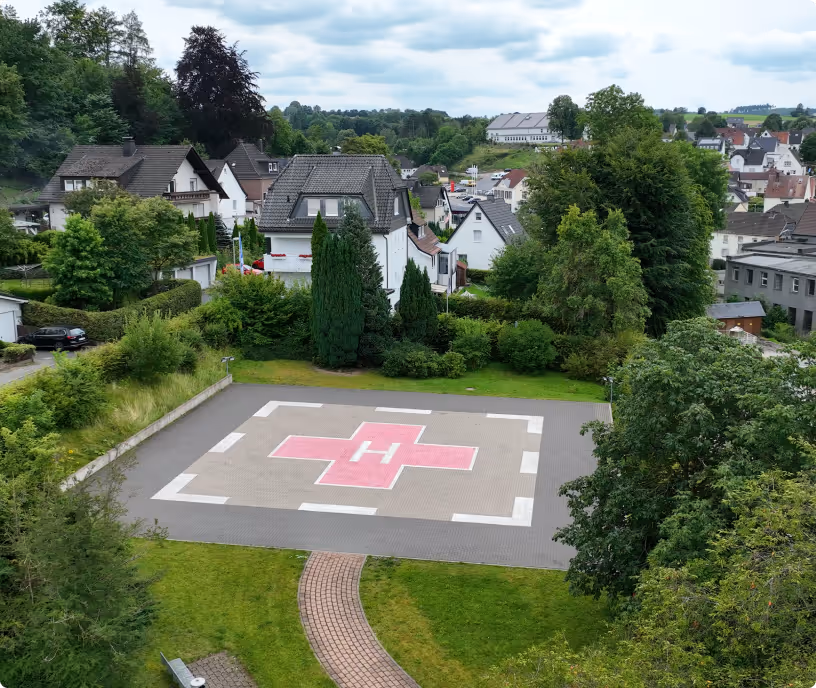 Hubschrauberlandeplatz des Krankenhauses Maria Hilf Warstein – schnelle Notfallversorgung eingebettet in die grüne Umgebung von Warstein.