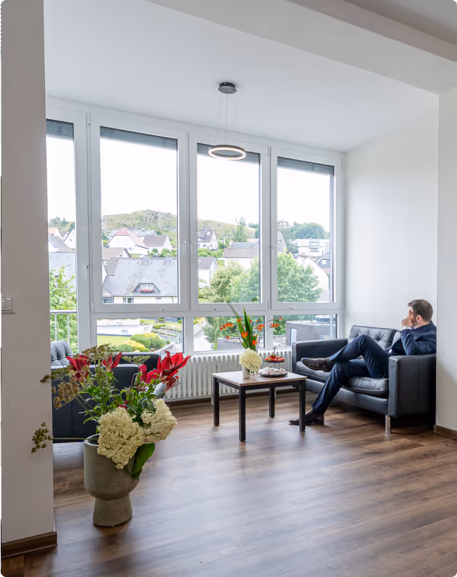 Besucherbereich im Krankenhaus Maria Hilf Warstein – helle, ruhige Atmosphäre mit Ausblick und stilvoller Einrichtung.
