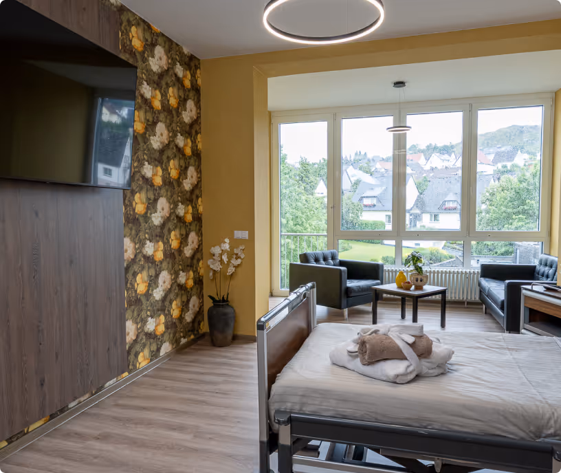 Komfortzimmer im Krankenhaus Maria Hilf Warstein – exklusive Ausstattung mit TV, moderner Einrichtung und Ausblick für Privatpatienten.