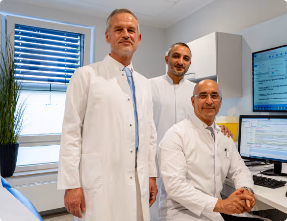 Ärzteteam im Behandlungsraum des Krankenhauses Maria Hilf Warstein – moderne Diagnostik und persönliche Patientenbetreuung.