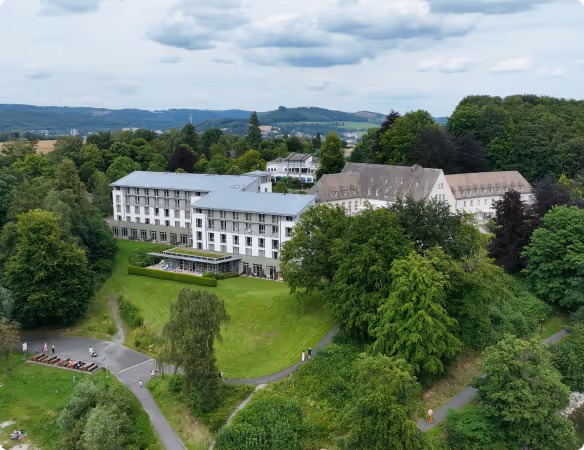 Luftaufnahme des Krankenhauses Maria Hilf Warstein – idyllische Lage im Grünen mit moderner Klinikarchitektur und Weitblick über Warstein.