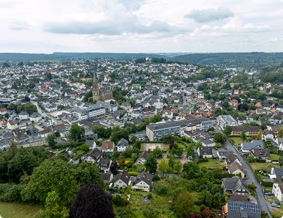 Panorama von Warstein mit Blick auf das Krankenhaus Maria Hilf – zentrale Lage, eingebettet in die Region mit umfassender medizinischer Versorgung.