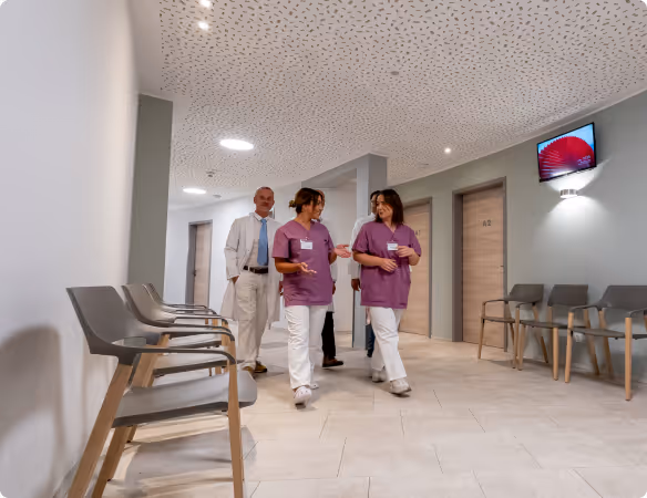 Pflegekräfte und Arzt im Flur des Krankenhauses Maria Hilf Warstein – interdisziplinäre Zusammenarbeit in moderner Klinikumgebung.